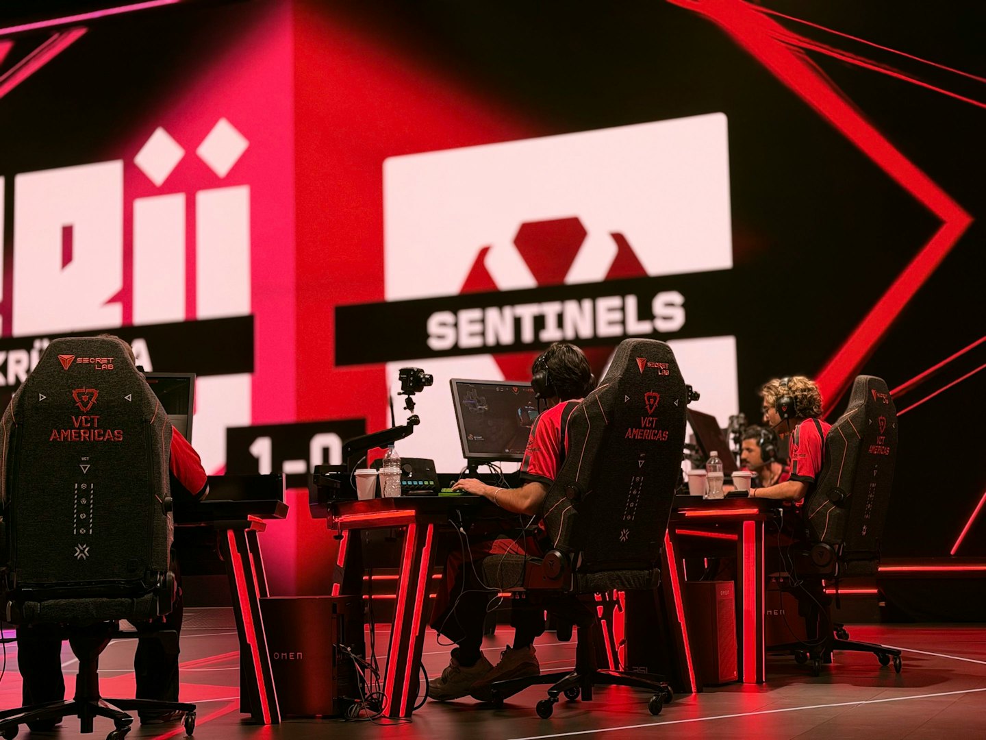 E-sportlased särkides jälgivad ekraane otseülekande ajal.